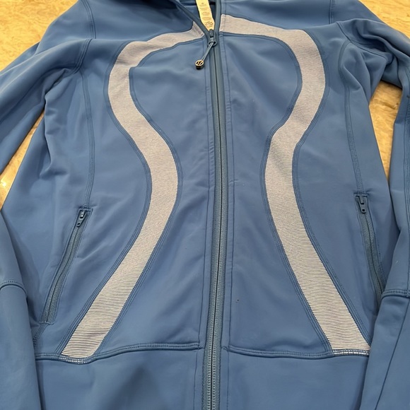 Lululemon blue zip up sz 6, pockets that zipped and thumb holes with jacket - Picture 2 of 9